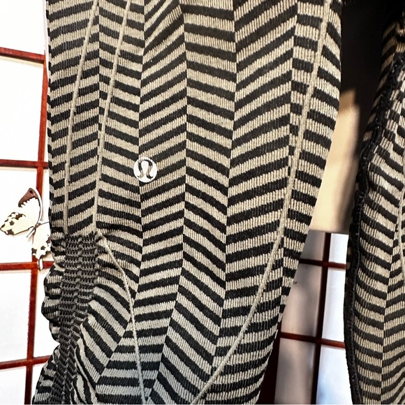 Women's Lululemon In The Flow Crop II Fatigue Green Black Chevron - Picture 10 of 15